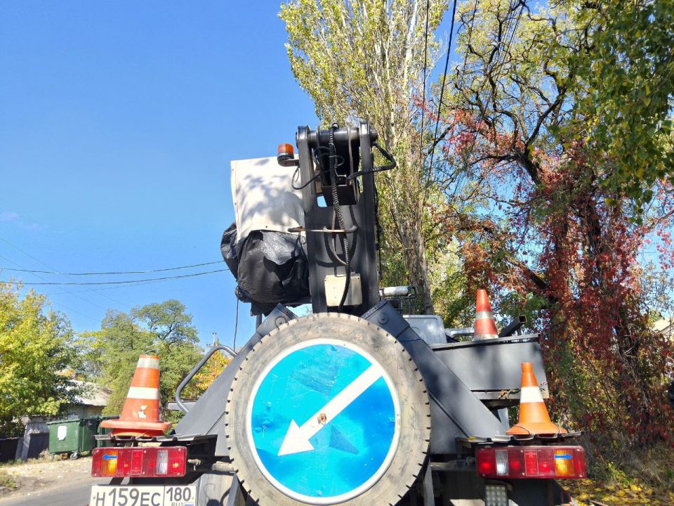 Сегодня, 7 октября, с целью обеспечения безопасности движения пешеходов и автотранспорта в темное время суток силами МУП АГМ «Перспектива» проведены работы по ремонту линии наружного освещения по улице Кирова в жилом массиве... Сегодня, 7 октября, с целью обеспечения безопасности движения пешеходов и автотранспорта в темное время суток силами МУП АГМ «Перспектива» проведены работы по ремонту линии наружного освещения по улице Кирова в жилом массиве...