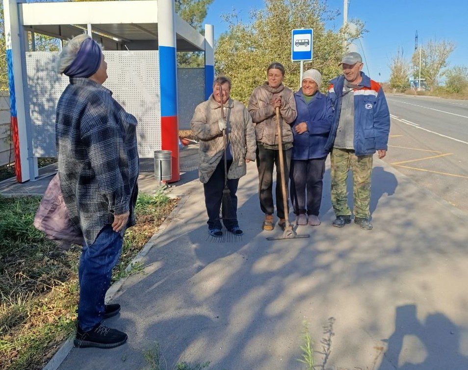 Сегодня, 7 октября, активисты Первичного отделения №540 провели уборку территории вблизи остановочного павильона маршрута №37 в пгт Землянки по ул. Шевченко