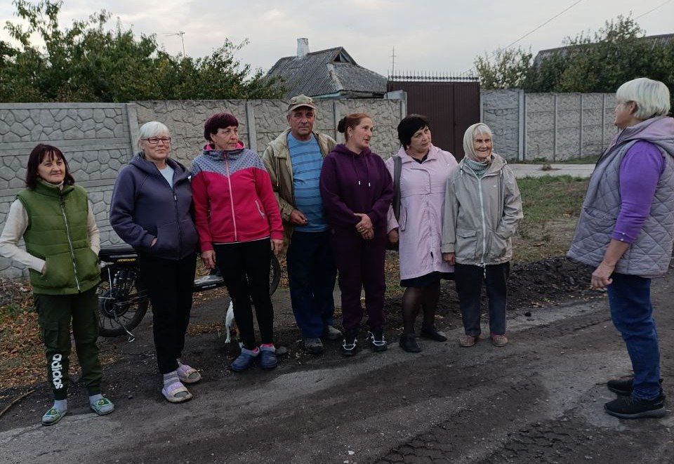 Сегодня,76 октября, во исполнение поручения Главы Республики Дениса Пушилина, спикер-активист Светлана Пархоменко провела встречу с жителями пгт Землянки по ул. Фрунзе, 93