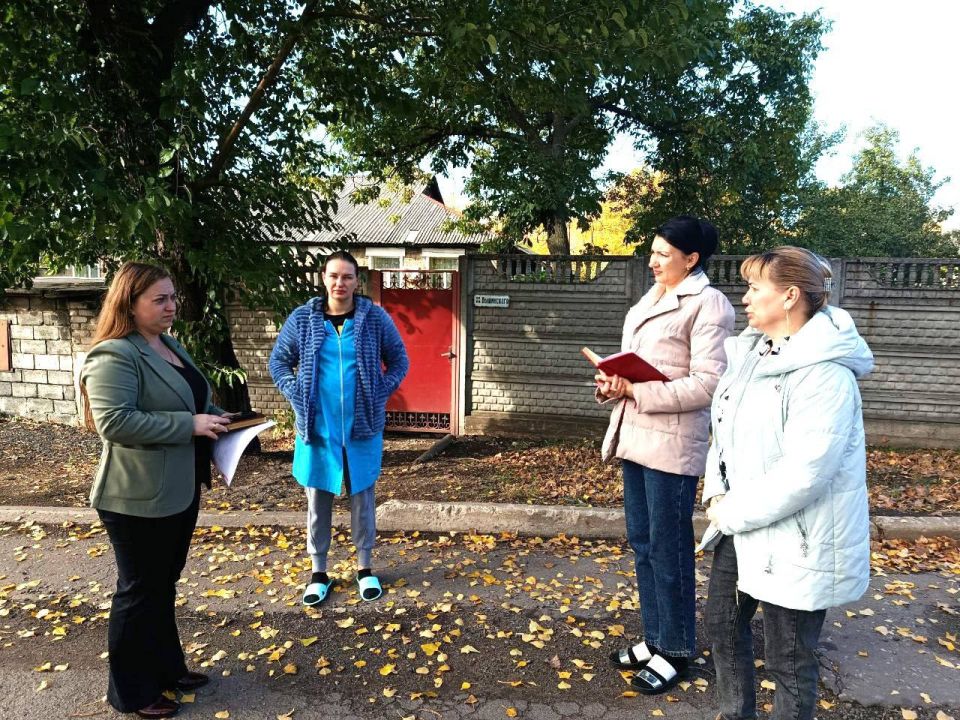 Сегодня, 7 октября, в Советском внутригородском районе депутат Макеевского городского совета первого созыва Алена Трякина провела встречу с жителями жилого массива имени Кирова возле дома № 1А по ул. Вышинского