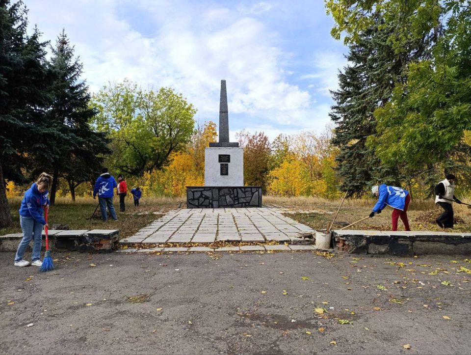 Сегодня, 8 октября, рамках партийных проектов Единой России «Историческая память» и «Городская среда» в Советском внутригородском районе городского округа Макеевка состоялась традиционная акция «Чистый обелиск» Сегодня, 8 октября, рамках партийных проектов Единой России «Историческая память» и «Городская среда» в Советском внутригородском районе городского округа Макеевка состоялась традиционная акция «Чистый обелиск»