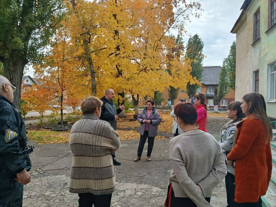 Сегодня, 8 октября, первый заместитель руководителя Управы Советского внутригородского района Администрации городского округа Макеевка Сергей Савельев провел встречу с жителями района возле «Основной школы № 91» в жилом... Сегодня, 8 октября, первый заместитель руководителя Управы Советского внутригородского района Администрации городского округа Макеевка Сергей Савельев провел встречу с жителями района возле «Основной школы № 91» в жилом...
