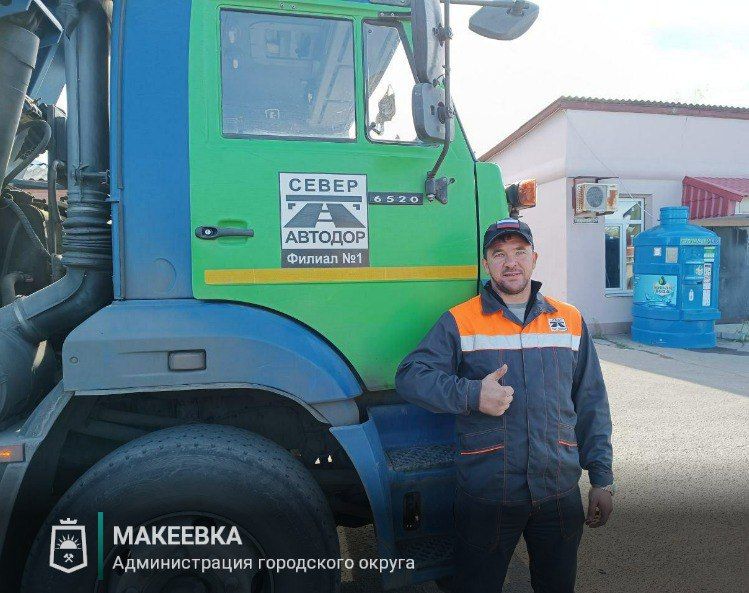 Сотрудник «Северавтодора» из Нижневартовска Андрей помогает жителям Макеевки с доставкой воды