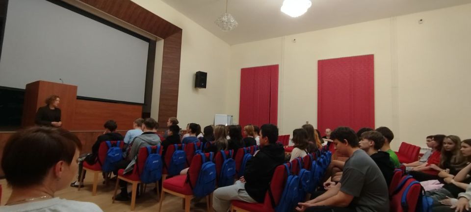 В рамках Просветительского проекта «Наследие: ориентиры будущего», организованного Финансовым университетом и Сретенской духовной академией, 24 школьника из городского округа Макеевка прибыли в Москву, чтобы принять участие... В рамках Просветительского проекта «Наследие: ориентиры будущего», организованного Финансовым университетом и Сретенской духовной академией, 24 школьника из городского округа Макеевка прибыли в Москву, чтобы принять участие...