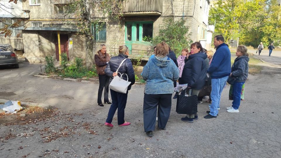 8 октября лидер общественного мнения Анна Первий провела встречу с жителями жилого массива Карла Маркса возле дома № 1 по улице Западной 8 октября лидер общественного мнения Анна Первий провела встречу с жителями жилого массива Карла Маркса возле дома № 1 по улице Западной