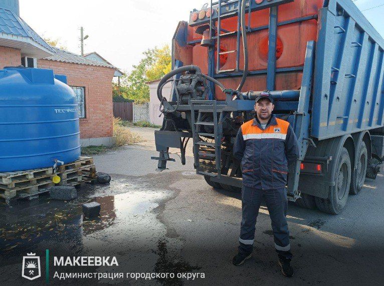 Сотрудник «Северавтодора» из Нижневартовска Андрей помогает жителям Макеевки с доставкой воды Сотрудник «Северавтодора» из Нижневартовска Андрей помогает жителям Макеевки с доставкой воды