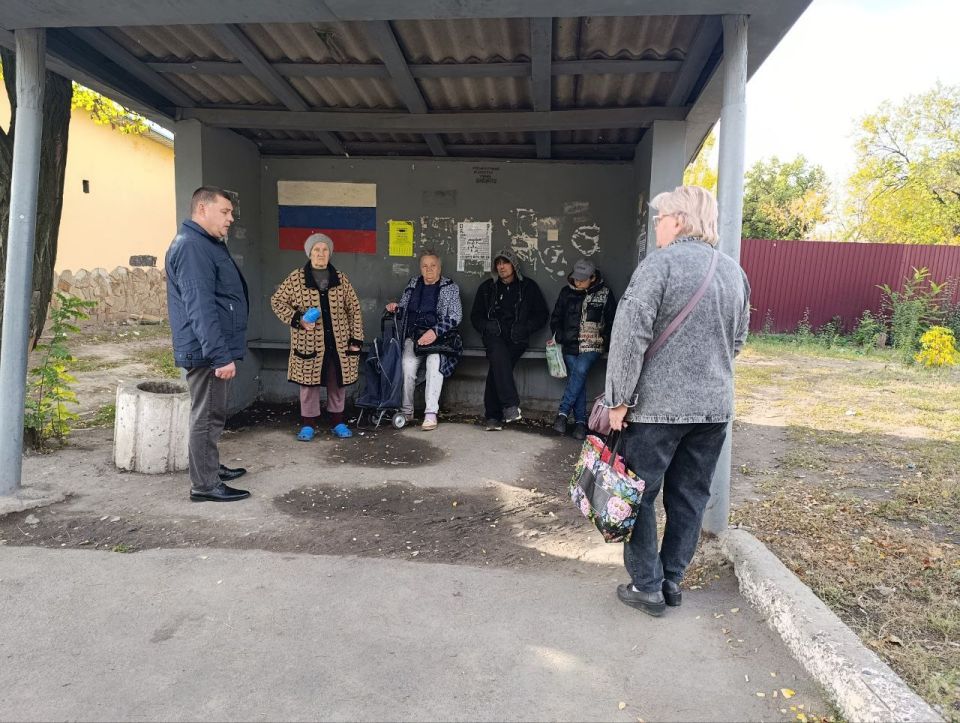 8 октября в Червоногвардейском районе руководитель Управы Червоногвардейского внутригородского района Антон Гринзовский провел встречу с жителями жилого массива Красный Партизан возле дома № 5 по улице Николаева 8 октября в Червоногвардейском районе руководитель Управы Червоногвардейского внутригородского района Антон Гринзовский провел встречу с жителями жилого массива Красный Партизан возле дома № 5 по улице Николаева