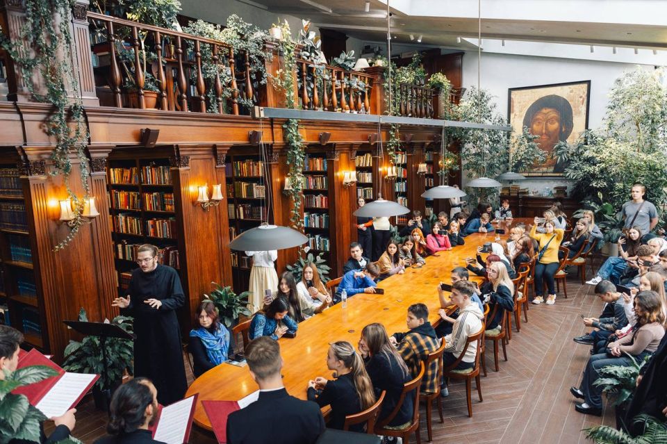 В рамках Просветительского проекта «Наследие: ориентиры будущего», организованного Финансовым университетом и Сретенской духовной академией, 24 школьника из городского округа Макеевка прибыли в Москву, чтобы принять участие... В рамках Просветительского проекта «Наследие: ориентиры будущего», организованного Финансовым университетом и Сретенской духовной академией, 24 школьника из городского округа Макеевка прибыли в Москву, чтобы принять участие...