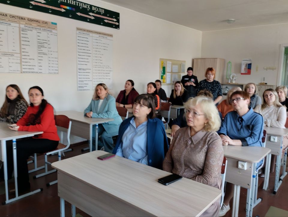 Первый замглавы провела встречу с трудовым коллективом лицея №1 Первый замглавы провела встречу с трудовым коллективом лицея №1