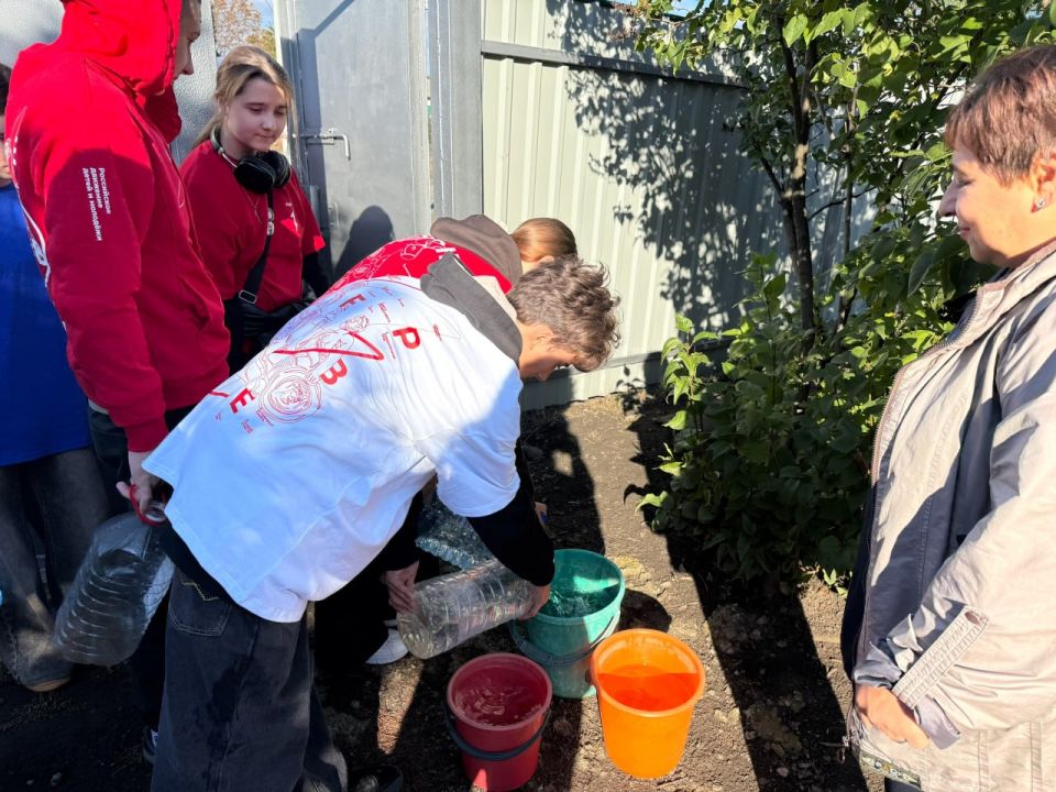 В рамках акции «1000 добрых дел» учащиеся общеобразовательных организаций городского округа Макеевка доставляют техническую воду тем, кому она особенно необходима: пожилым соседям и маломобильным жителям В рамках акции «1000 добрых дел» учащиеся общеобразовательных организаций городского округа Макеевка доставляют техническую воду тем, кому она особенно необходима: пожилым соседям и маломобильным жителям