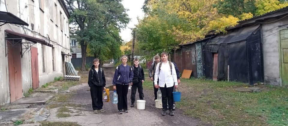 В рамках акции «1000 добрых дел» учащиеся общеобразовательных организаций городского округа Макеевка доставляют техническую воду тем, кому она особенно необходима: пожилым соседям и маломобильным жителям