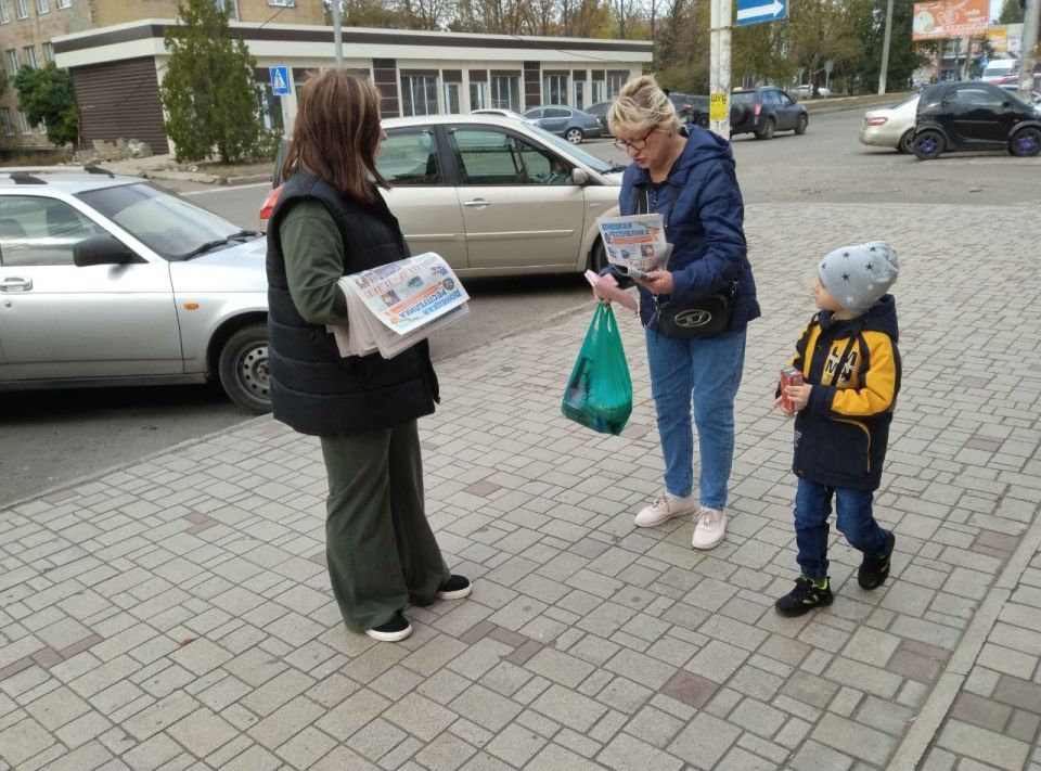 Сегодня, 8 октября по инициативе Общественного Движения «Донецкая Республика» в Червоногвардейском районе города Макеевки проходит раздача официального печатного издания Общественного Движения «Донецкая Республика» Сегодня, 8 октября по инициативе Общественного Движения «Донецкая Республика» в Червоногвардейском районе города Макеевки проходит раздача официального печатного издания Общественного Движения «Донецкая Республика»