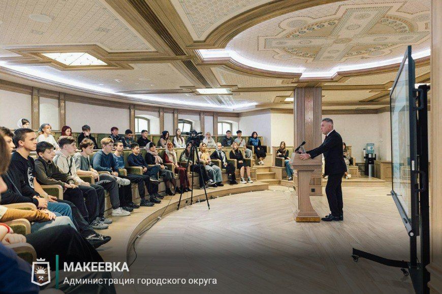 Школьники из городского округа Макеевка прибыли в Москву для участия в культурно-образовательной программе Школьники из городского округа Макеевка прибыли в Москву для участия в культурно-образовательной программе