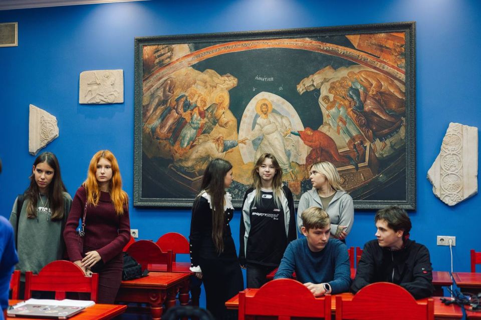 В рамках Просветительского проекта «Наследие: ориентиры будущего», организованного Финансовым университетом и Сретенской духовной академией, 24 школьника из городского округа Макеевка прибыли в Москву, чтобы принять участие... В рамках Просветительского проекта «Наследие: ориентиры будущего», организованного Финансовым университетом и Сретенской духовной академией, 24 школьника из городского округа Макеевка прибыли в Москву, чтобы принять участие...