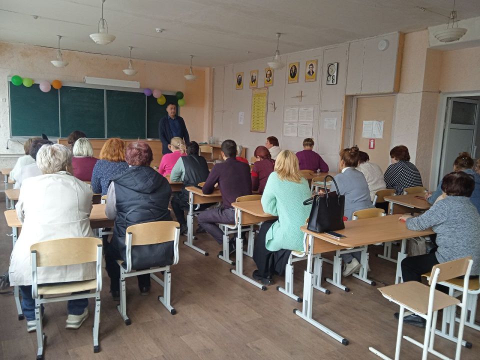 8 октября депутат Макеевского городского совета Константин Чертов провел встречу с трудовым коллективом ГБОУ «Средняя школа №50 городского округа Макеевка»
