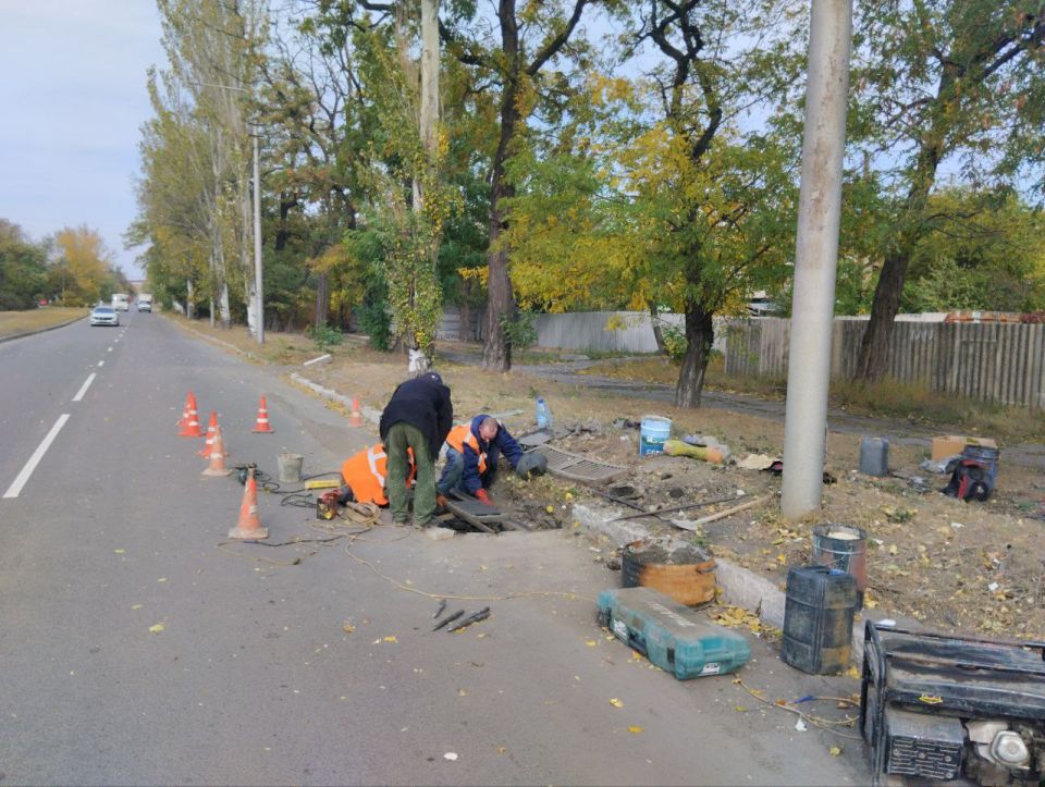 Сегодня, 8 октября, силами МУП АГМ «Перспектива» проведены работы по ремонту колодца ливневой канализации по улице Кирова в жилом массиве «Совколония»