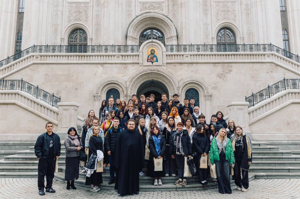 В рамках Просветительского проекта «Наследие: ориентиры будущего», организованного Финансовым университетом и Сретенской духовной академией, 24 школьника из городского округа Макеевка прибыли в Москву, чтобы принять участие... В рамках Просветительского проекта «Наследие: ориентиры будущего», организованного Финансовым университетом и Сретенской духовной академией, 24 школьника из городского округа Макеевка прибыли в Москву, чтобы принять участие...