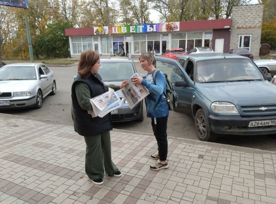 Сегодня, 8 октября по инициативе Общественного Движения «Донецкая Республика» в Червоногвардейском районе города Макеевки проходит раздача официального печатного издания Общественного Движения «Донецкая Республика»
