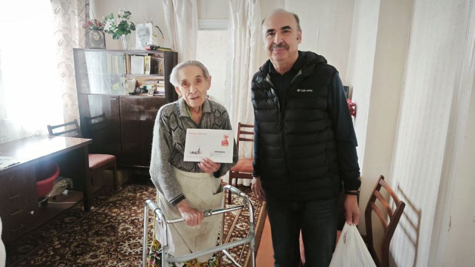 В Кировском внутригородском районе поздравили долгожителей