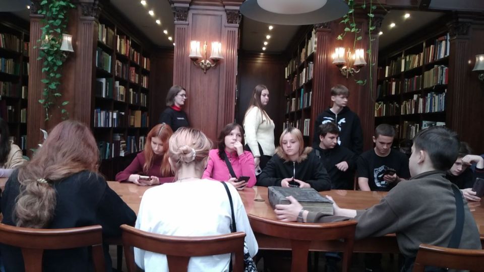 В рамках Просветительского проекта «Наследие: ориентиры будущего», организованного Финансовым университетом и Сретенской духовной академией, 24 школьника из городского округа Макеевка прибыли в Москву, чтобы принять участие... В рамках Просветительского проекта «Наследие: ориентиры будущего», организованного Финансовым университетом и Сретенской духовной академией, 24 школьника из городского округа Макеевка прибыли в Москву, чтобы принять участие...