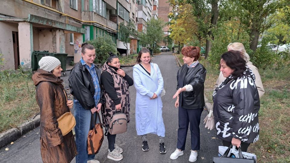 8 октября руководитель Управы Центрально-Городского внутригородского района Владимир Меша и представитель Филиала «Макеевкатеплосеть» ГУП ДНР «ДОНБАССТЕПЛОЭНЕРГО» провели встречу с населением по адресу: г. о. Макеевка, г.... 8 октября руководитель Управы Центрально-Городского внутригородского района Владимир Меша и представитель Филиала «Макеевкатеплосеть» ГУП ДНР «ДОНБАССТЕПЛОЭНЕРГО» провели встречу с населением по адресу: г. о. Макеевка, г....