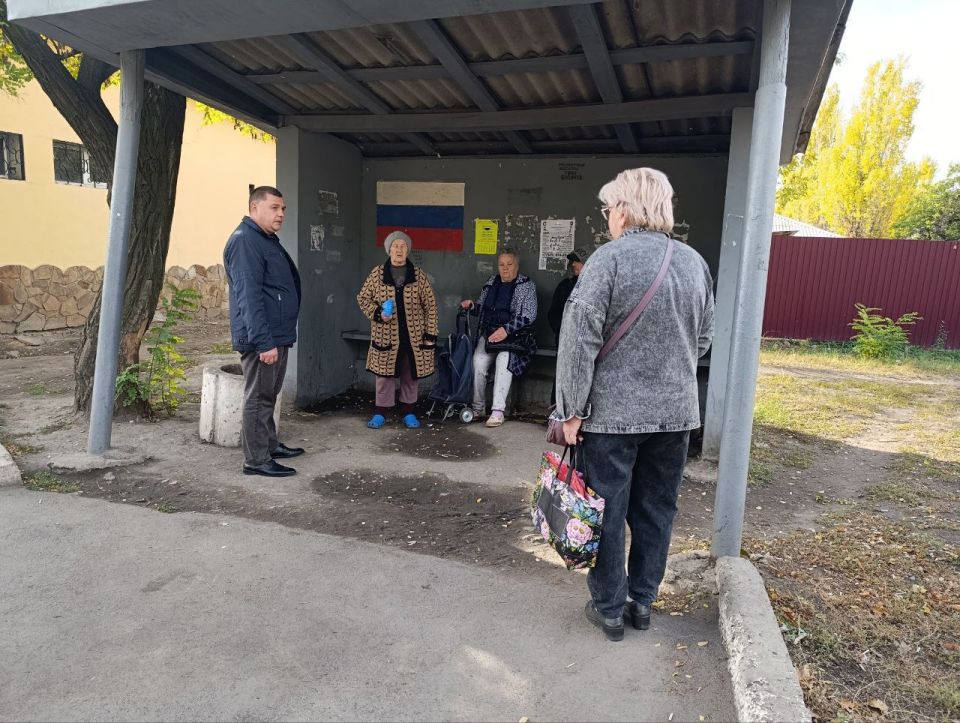 8 октября в Червоногвардейском районе руководитель Управы Червоногвардейского внутригородского района Антон Гринзовский провел встречу с жителями жилого массива Красный Партизан возле дома № 5 по улице Николаева 8 октября в Червоногвардейском районе руководитель Управы Червоногвардейского внутригородского района Антон Гринзовский провел встречу с жителями жилого массива Красный Партизан возле дома № 5 по улице Николаева