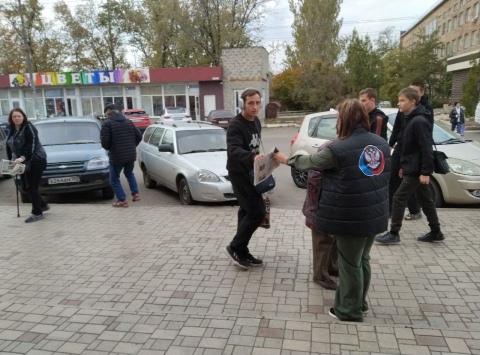 Сегодня, 8 октября по инициативе Общественного Движения «Донецкая Республика» в Червоногвардейском районе города Макеевки проходит раздача официального печатного издания Общественного Движения «Донецкая Республика» Сегодня, 8 октября по инициативе Общественного Движения «Донецкая Республика» в Червоногвардейском районе города Макеевки проходит раздача официального печатного издания Общественного Движения «Донецкая Республика»