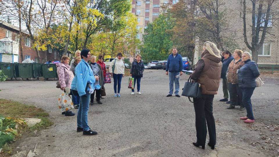 8 октября лидер общественного мнения Анна Первий провела встречу с жителями жилого массива Карла Маркса возле дома № 1 по улице Западной 8 октября лидер общественного мнения Анна Первий провела встречу с жителями жилого массива Карла Маркса возле дома № 1 по улице Западной