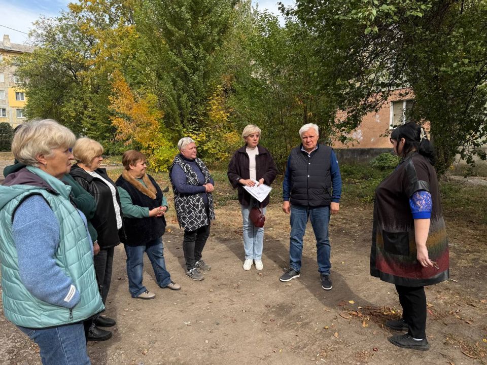 8 октября руководитель Управы Центрально-Городского внутригородского района Владимир Меша и представитель Филиала «Макеевкатеплосеть» ГУП ДНР «ДОНБАССТЕПЛОЭНЕРГО» провели встречу с населением по адресу: г. о. Макеевка, г.... 8 октября руководитель Управы Центрально-Городского внутригородского района Владимир Меша и представитель Филиала «Макеевкатеплосеть» ГУП ДНР «ДОНБАССТЕПЛОЭНЕРГО» провели встречу с населением по адресу: г. о. Макеевка, г....
