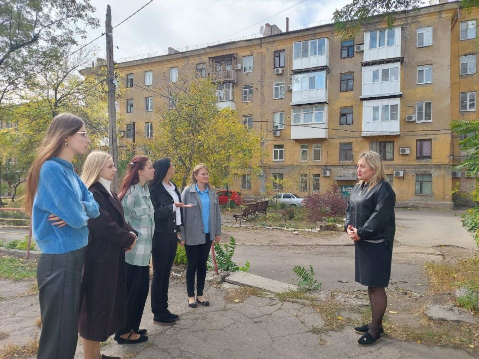 Сегодня, 8 октября, спикер Надежда Сапелкина провела встречи с жителями по адресам: г.о. Макеевка, г. Макеевка, ул. Ленина, д. 54