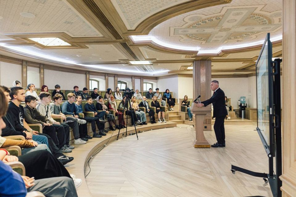 В рамках Просветительского проекта «Наследие: ориентиры будущего», организованного Финансовым университетом и Сретенской духовной академией, 24 школьника из городского округа Макеевка прибыли в Москву, чтобы принять участие... В рамках Просветительского проекта «Наследие: ориентиры будущего», организованного Финансовым университетом и Сретенской духовной академией, 24 школьника из городского округа Макеевка прибыли в Москву, чтобы принять участие...