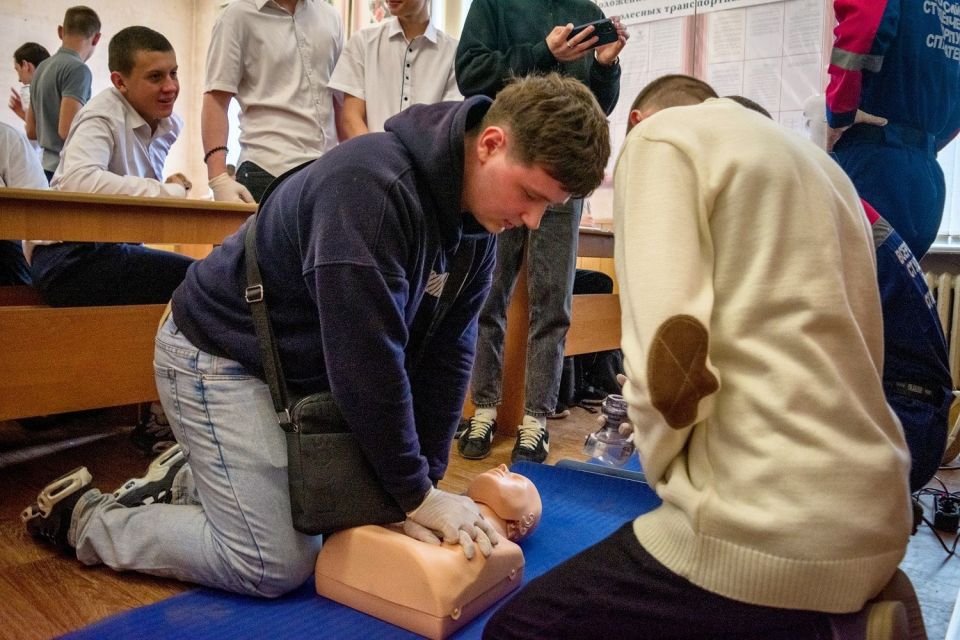 На базе Донецкого транспортно-технологического колледжа и Макеевского педагогического колледжа состоялись встречи добровольцев Донецкого РО ВСКС со студентами На базе Донецкого транспортно-технологического колледжа и Макеевского педагогического колледжа состоялись встречи добровольцев Донецкого РО ВСКС со студентами