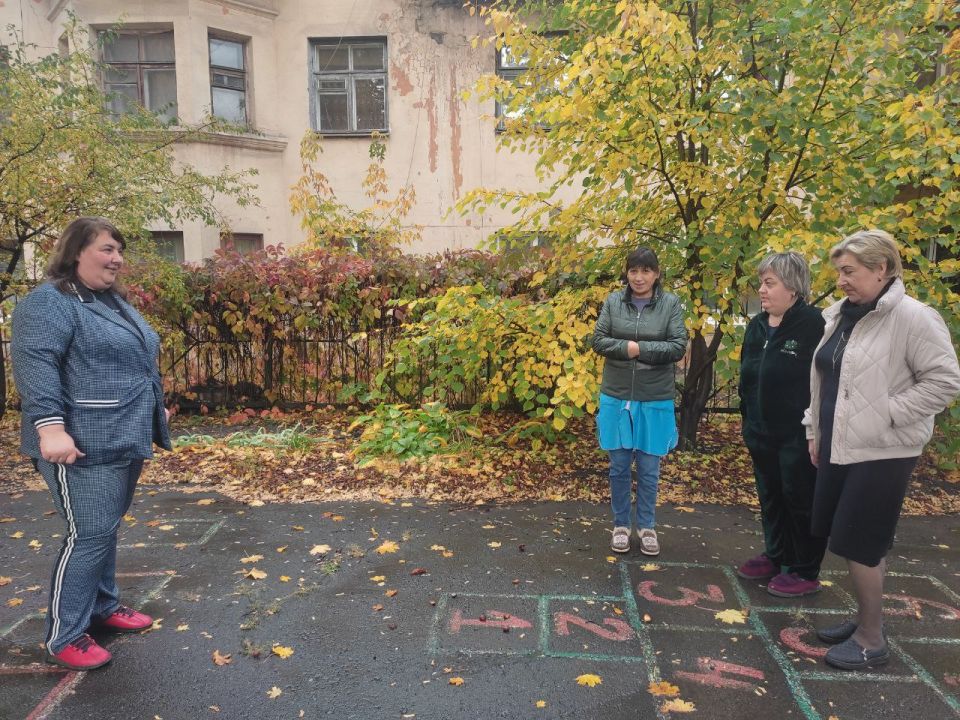 Сегодня, 9 октября, спикер-активист Татьяна Синяговская провела встречу с жителями Кировского района на подведомственной территории по ул. Смирнихина, 12