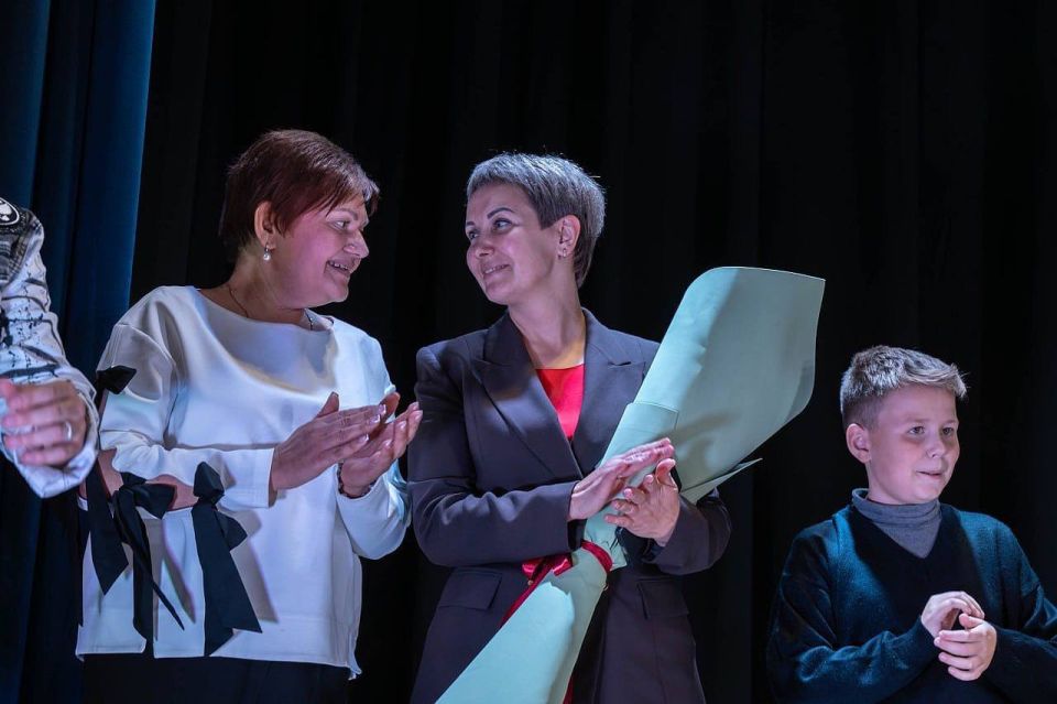 Педагоги Макеевки начали эту рабочую неделю громко Педагоги Макеевки начали эту рабочую неделю громко