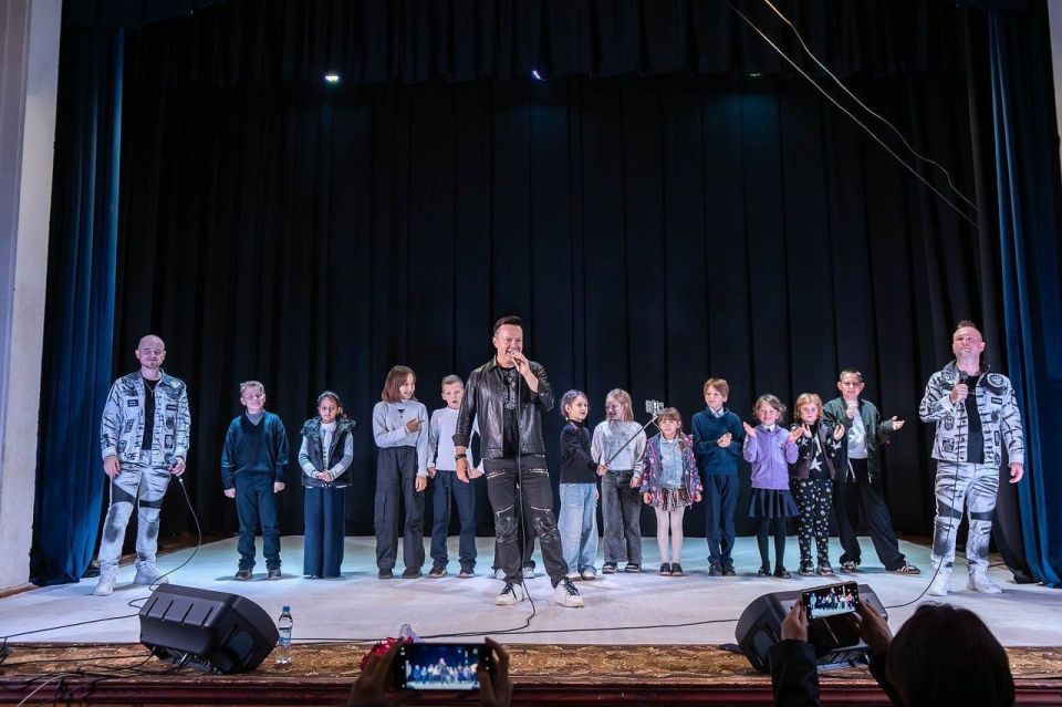 Педагоги Макеевки начали эту рабочую неделю громко Педагоги Макеевки начали эту рабочую неделю громко