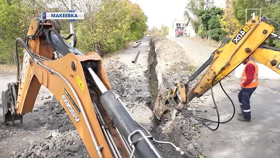 Два дела сразу: в Горняцком районе Макеевки меняют трубопровод и проводят дорожные работы
