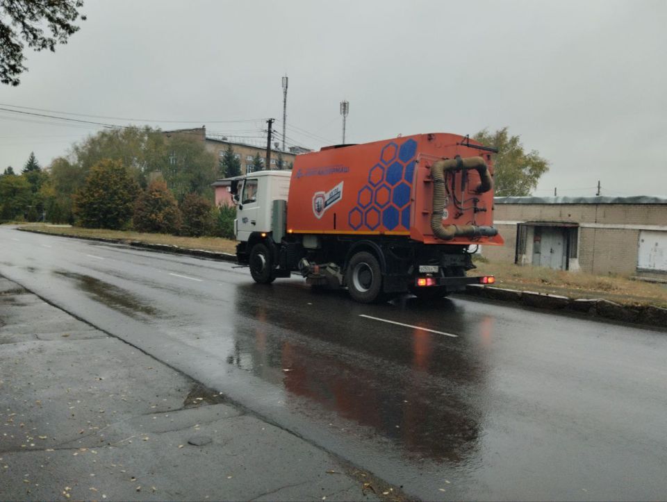 9 октября, с целью приведения территории в надлежащее санитарное состояние силами МУП АГМ «Перспектива» проведены работы по механизированной уборке проезжей части автодороги по ул. Кирова