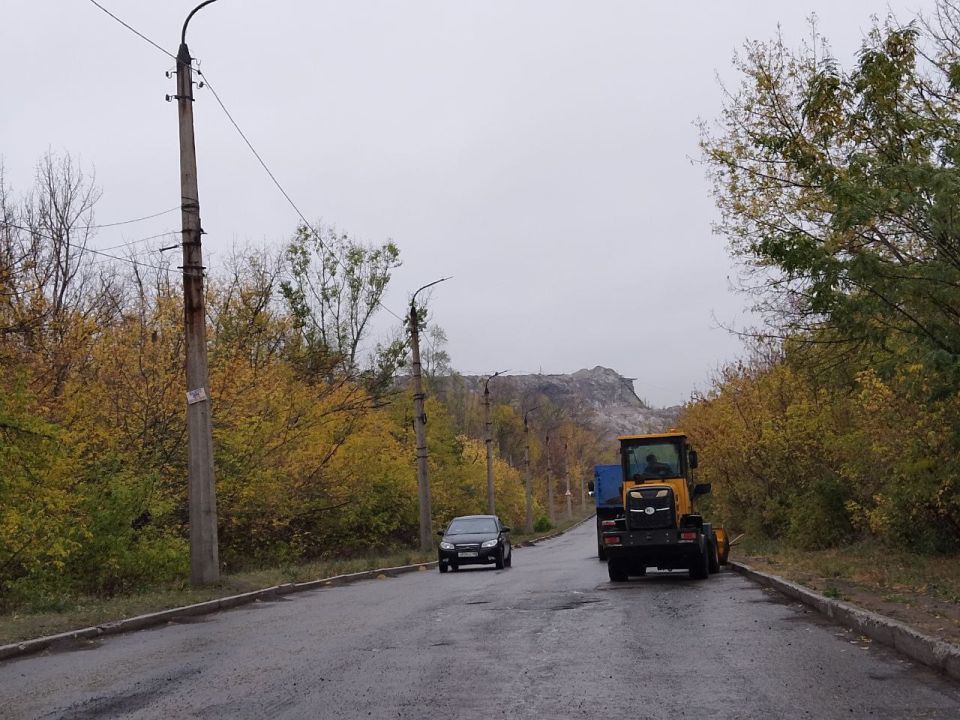 9 октября, с целью приведения территории в надлежащее санитарное состояние силами МУП АГМ «Перспектива» ведутся работы по очистке от смета прибордюрной зоны автодороги по ул. Трамвайной