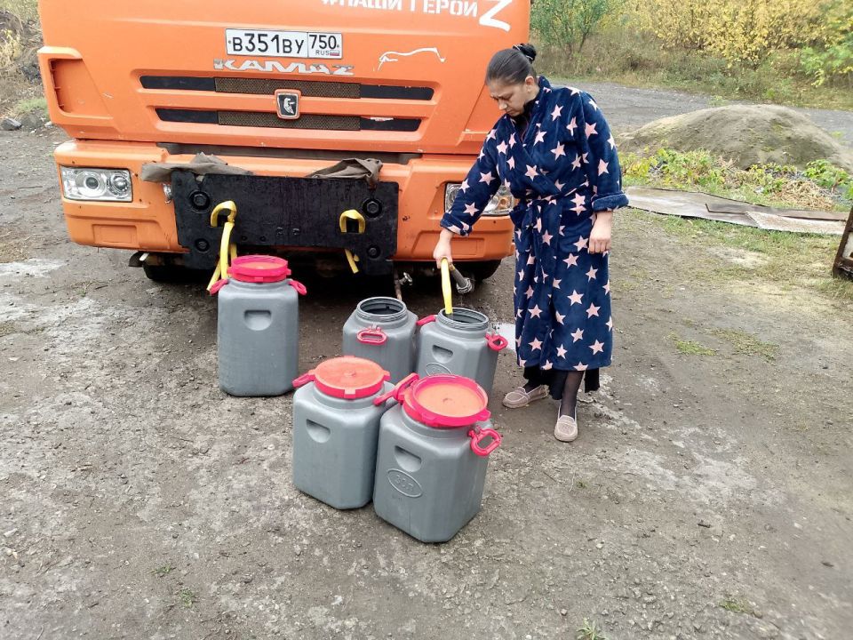 Для обеспечения водой жителей района Управой Кировского внутригородского района при поддержке региона-шефа Московская область ежедневно осуществляется подвоз воды для жителей домов, в которые в установленный графиком день не... Для обеспечения водой жителей района Управой Кировского внутригородского района при поддержке региона-шефа Московская область ежедневно осуществляется подвоз воды для жителей домов, в которые в установленный графиком день не...