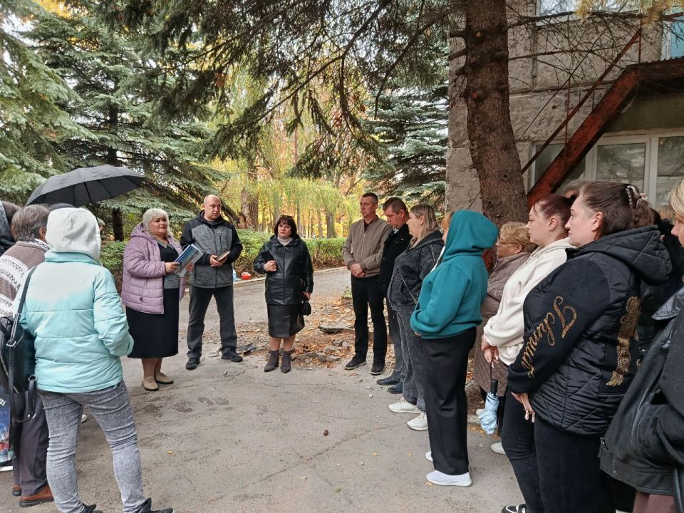 Сегодня, 9 октября, в Советском внутригородском районе депутат Макеевского городского совета первого созыва Оксана Бевцык провела встречу с жителями жилого массива Ханженково-Северный возле дома № 1А квартала 8 Сегодня, 9 октября, в Советском внутригородском районе депутат Макеевского городского совета первого созыва Оксана Бевцык провела встречу с жителями жилого массива Ханженково-Северный возле дома № 1А квартала 8