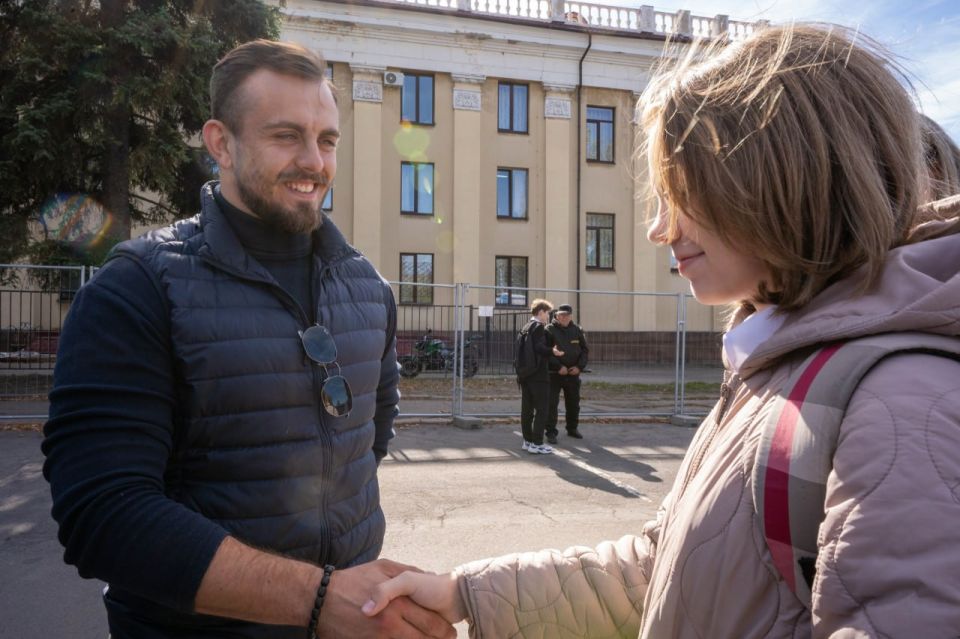 Наш автопоезд в Макеевке посетил особенный гость! Наш автопоезд в Макеевке посетил особенный гость!