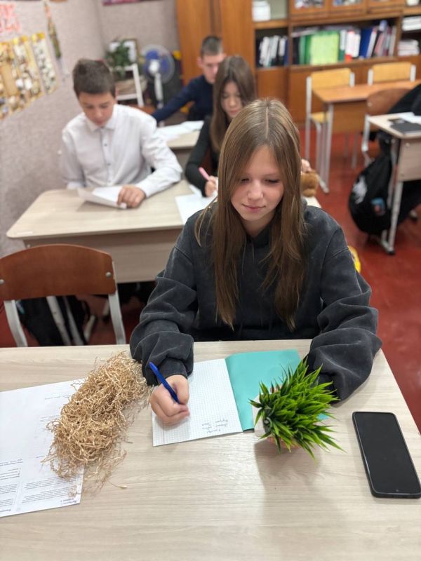 09 октября 2025 года занятие курса внеурочной деятельности «Россия – мои горизонты» в общеобразовательных организациях городского округа Макеевка проведено на тему «Россия аграрная: продовольственная безопасность» 09 октября 2025 года занятие курса внеурочной деятельности «Россия – мои горизонты» в общеобразовательных организациях городского округа Макеевка проведено на тему «Россия аграрная: продовольственная безопасность»