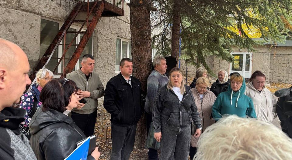 Сегодня, 9 октября, в Советском внутригородском районе депутат Макеевского городского совета первого созыва Оксана Бевцык провела встречу с жителями жилого массива Ханженково-Северный возле дома № 1А квартала 8 Сегодня, 9 октября, в Советском внутригородском районе депутат Макеевского городского совета первого созыва Оксана Бевцык провела встречу с жителями жилого массива Ханженково-Северный возле дома № 1А квартала 8