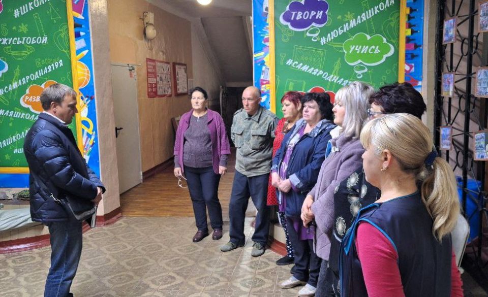 Сегодня, 9 октября, депутат Макеевского городского совета Донецкой Народной Республики первого созыва Андрей Зотеев встретился с жителями жилого массива им. Кирова по улице Вышинского, д. 33