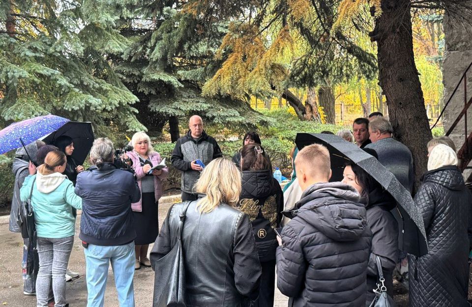 Сегодня, 9 октября, в Советском внутригородском районе депутат Макеевского городского совета первого созыва Оксана Бевцык провела встречу с жителями жилого массива Ханженково-Северный возле дома № 1А квартала 8