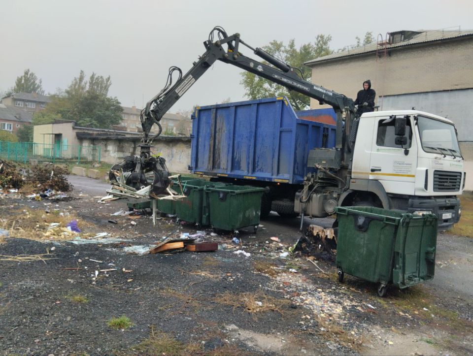 Сегодня, 10 октября с целью приведения территории в надлежащее санитарное состояние выполнены работы по вывозу крупногабаритных накоплений мусора на контейнерных площадках по адресам: ул. Ленина, д. 153, д. 155; кв-л Химик... Сегодня, 10 октября с целью приведения территории в надлежащее санитарное состояние выполнены работы по вывозу крупногабаритных накоплений мусора на контейнерных площадках по адресам: ул. Ленина, д. 153, д. 155; кв-л Химик...