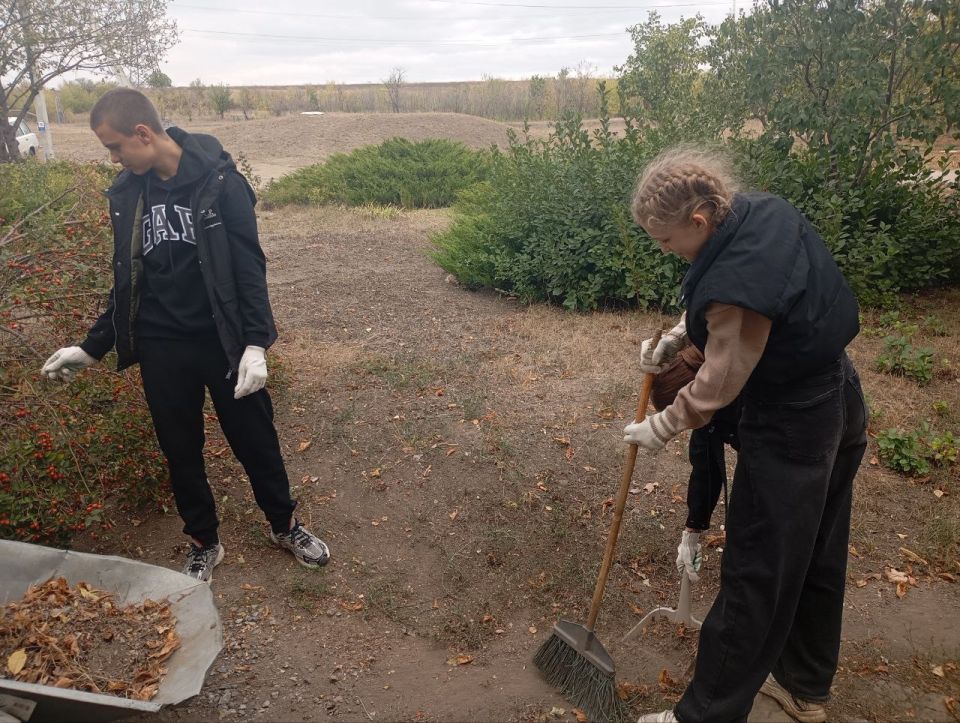 В Государственном бюджетном общеобразовательном учреждении «Основная школа №46 городского округа Макеевка» Донецкой Народной Республики Первичного отделения №540, состоялся субботник под девизом «Вместе сделаем мир вокруг... В Государственном бюджетном общеобразовательном учреждении «Основная школа №46 городского округа Макеевка» Донецкой Народной Республики Первичного отделения №540, состоялся субботник под девизом «Вместе сделаем мир вокруг...