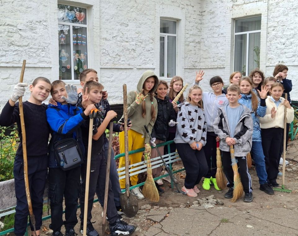 В Государственном бюджетном общеобразовательном учреждении «Основная школа №46 городского округа Макеевка» Донецкой Народной Республики Первичного отделения №540, состоялся субботник под девизом «Вместе сделаем мир вокруг... В Государственном бюджетном общеобразовательном учреждении «Основная школа №46 городского округа Макеевка» Донецкой Народной Республики Первичного отделения №540, состоялся субботник под девизом «Вместе сделаем мир вокруг...