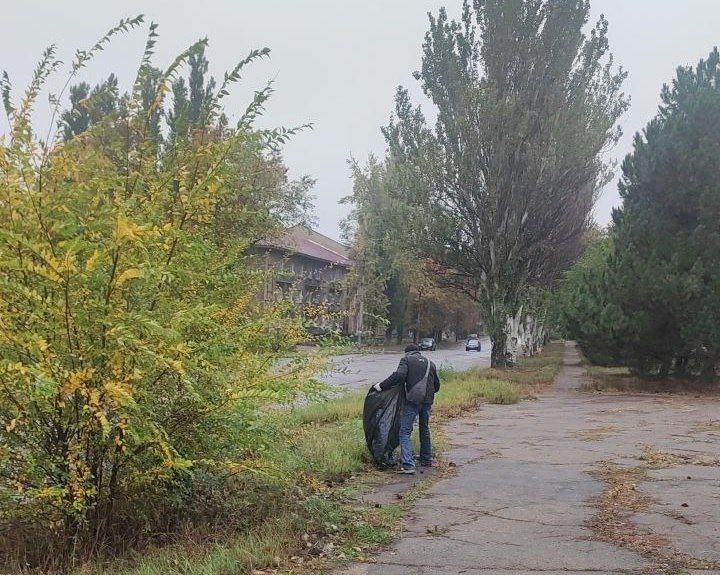 10 октября, с целью приведения территории в надлежащее санитарное состояние в Кировском внутригородском районе силами МУП АГМ «Коммунальник-15» проведены работы по уборке территории от видимого мусора по ул. Папанина