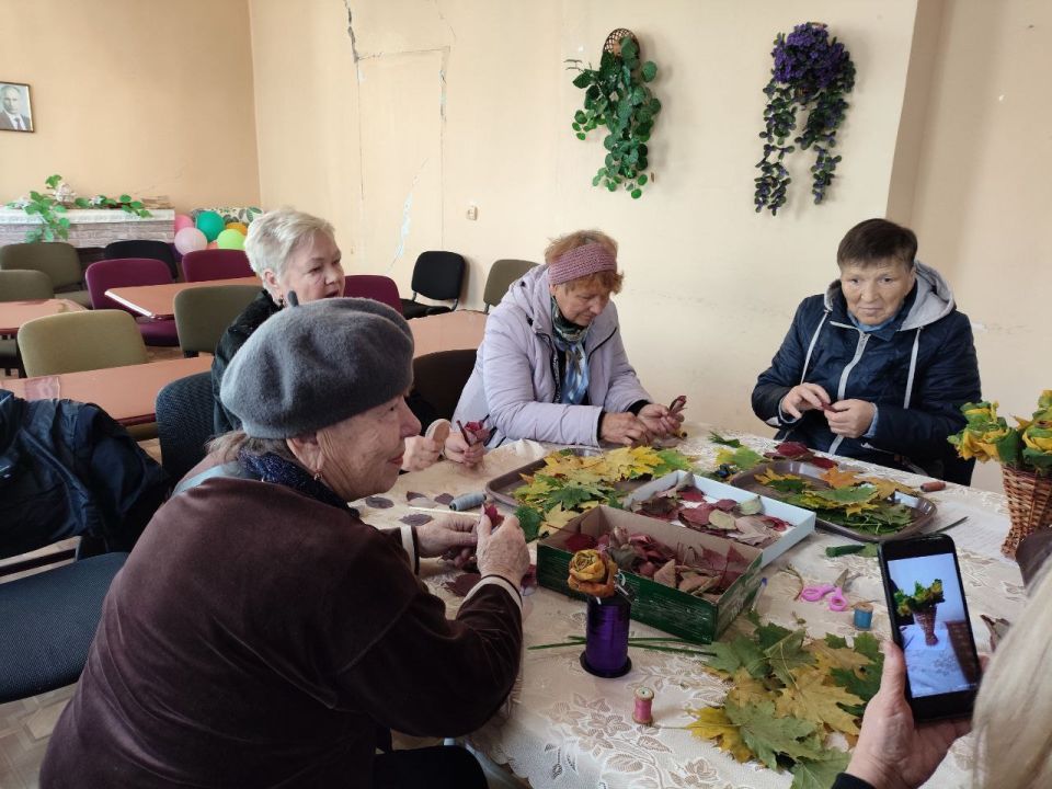 10 октября в ГБУ СО ЦСОН Червоногвардейского района города Макеевки для получателей социальных услуг прошел мастер-класс «Цветы осени» по созданию букетов из осенних листьев